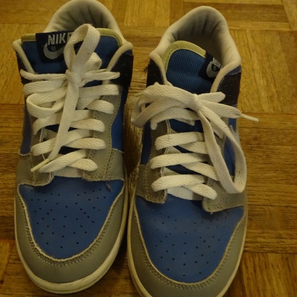 LIKE NEW NIKE LOW DUNKS SNEAKERS - Picture 2 of 5